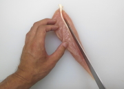 ささみの筋の片側に、筋に沿って包丁の先で浅く切り込みを入れる